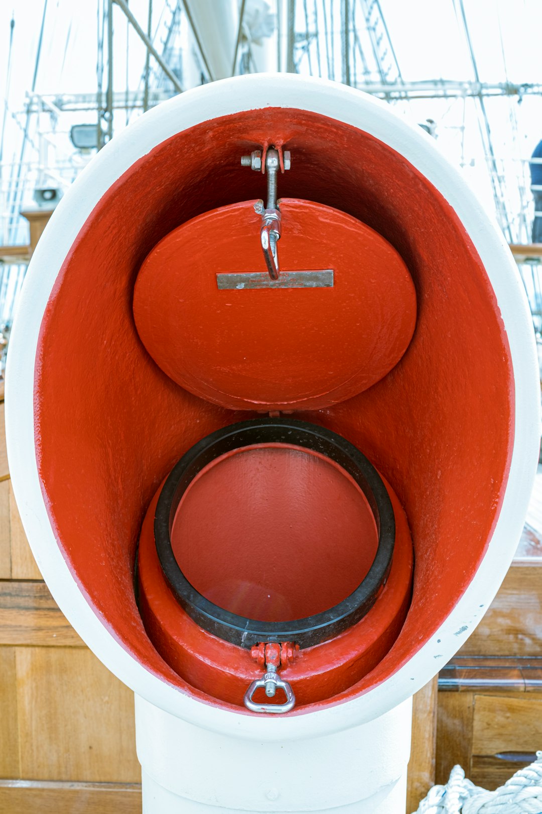 未来的な塩ベーストイレクリーナー